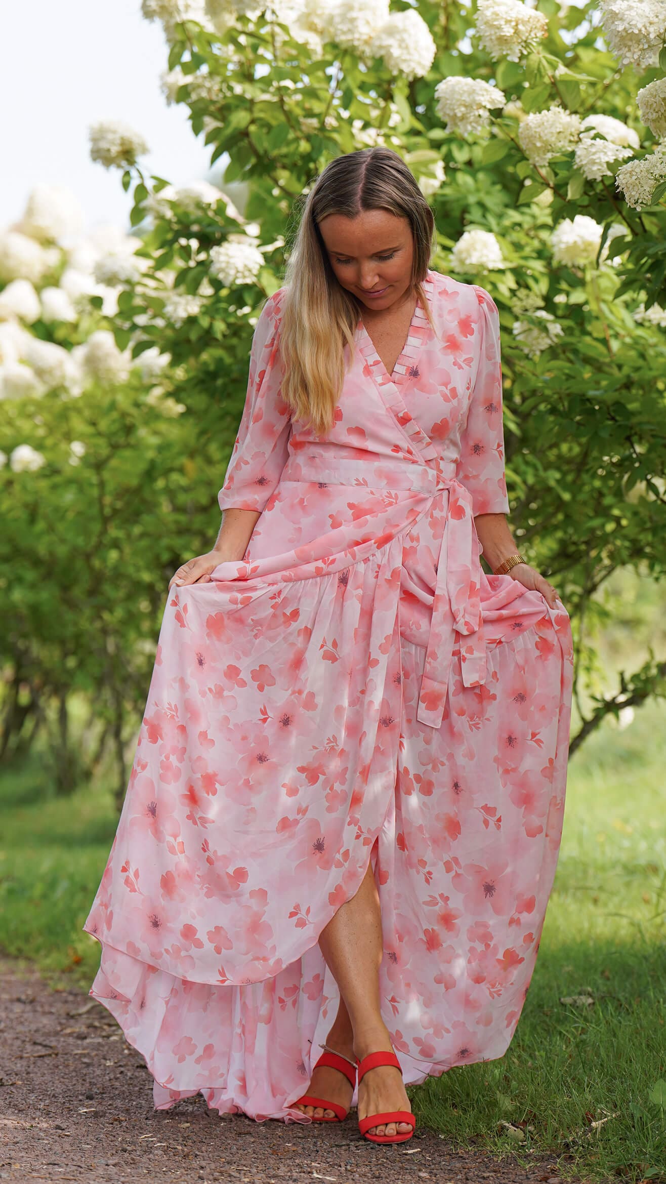 Chiffon omslagskjole i rosa og fersken