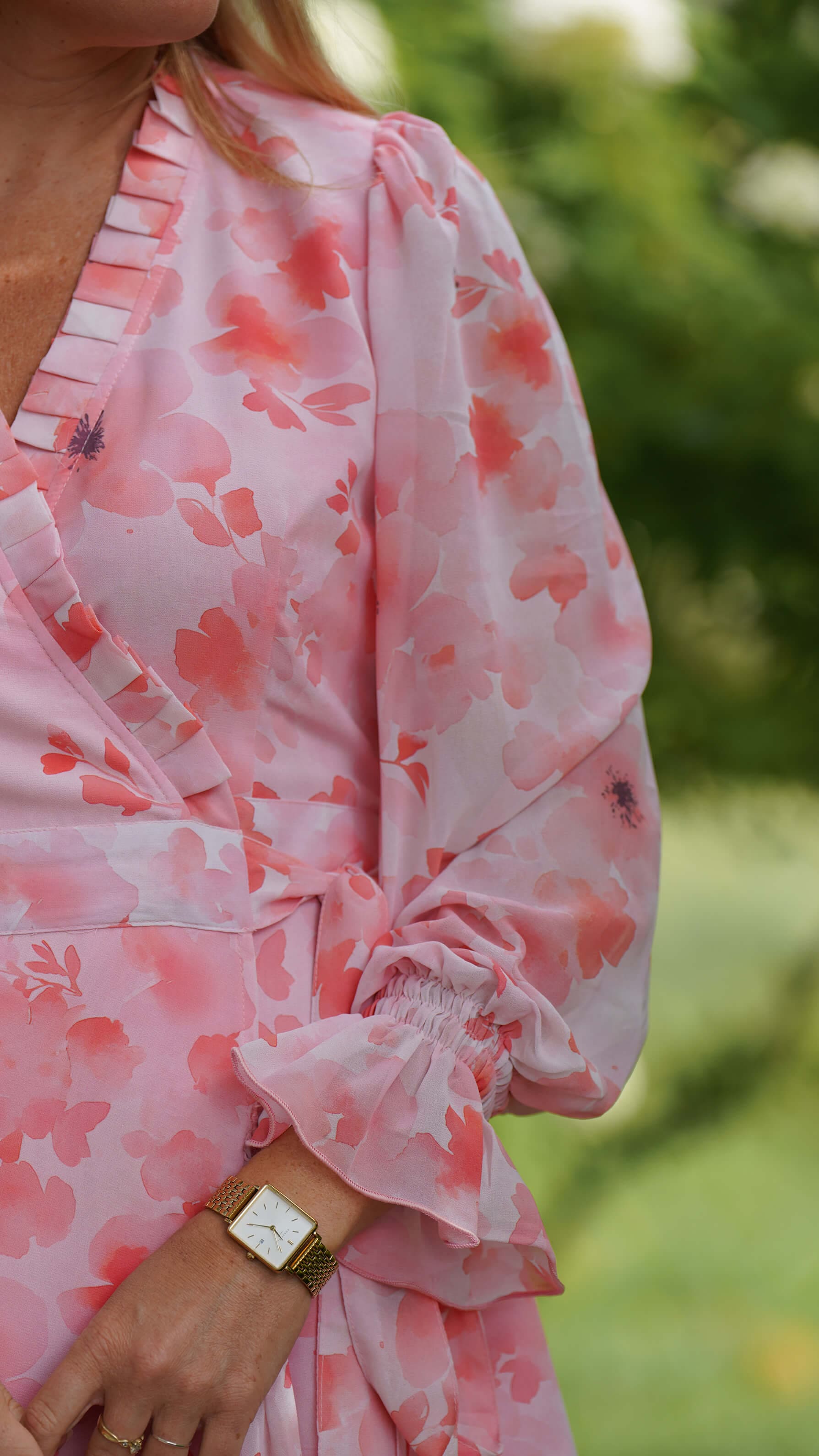 Chiffon omslagskjole i rosa og fersken