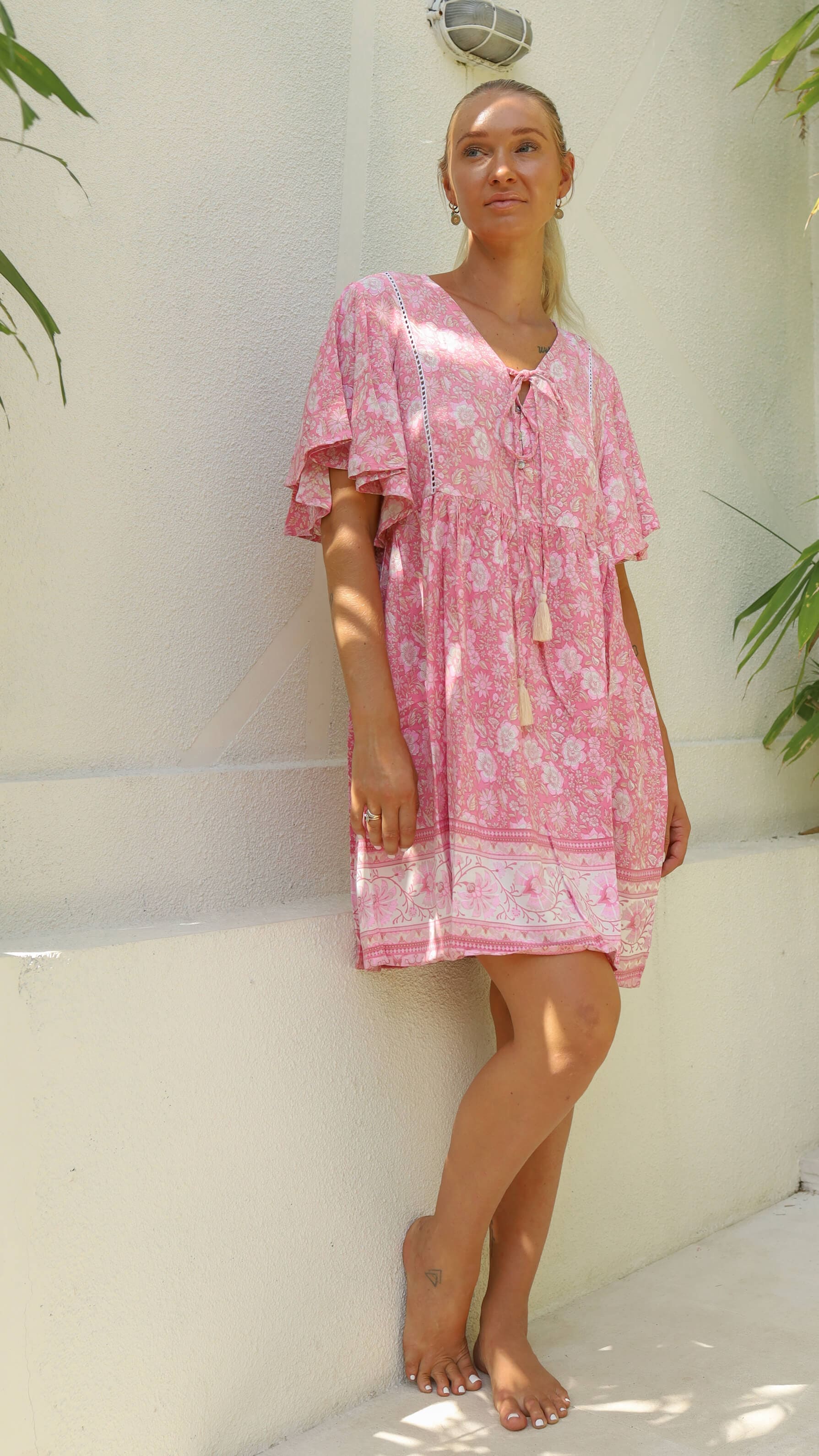 Lyserosa bohemsk kort kjole