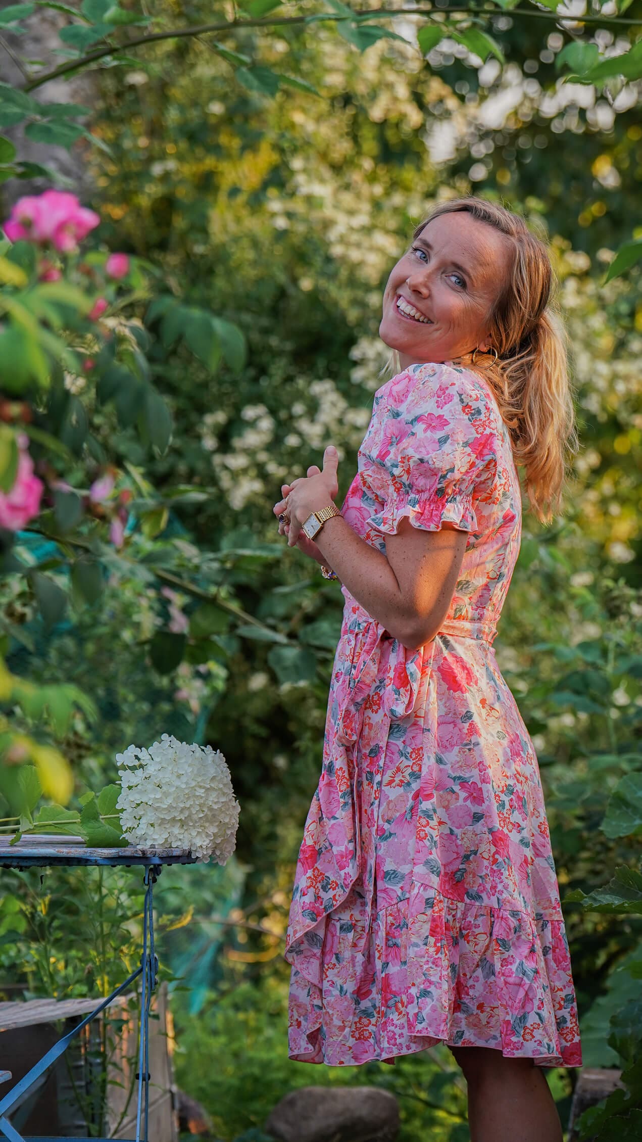 Kort rosa omslagskjole med blomster