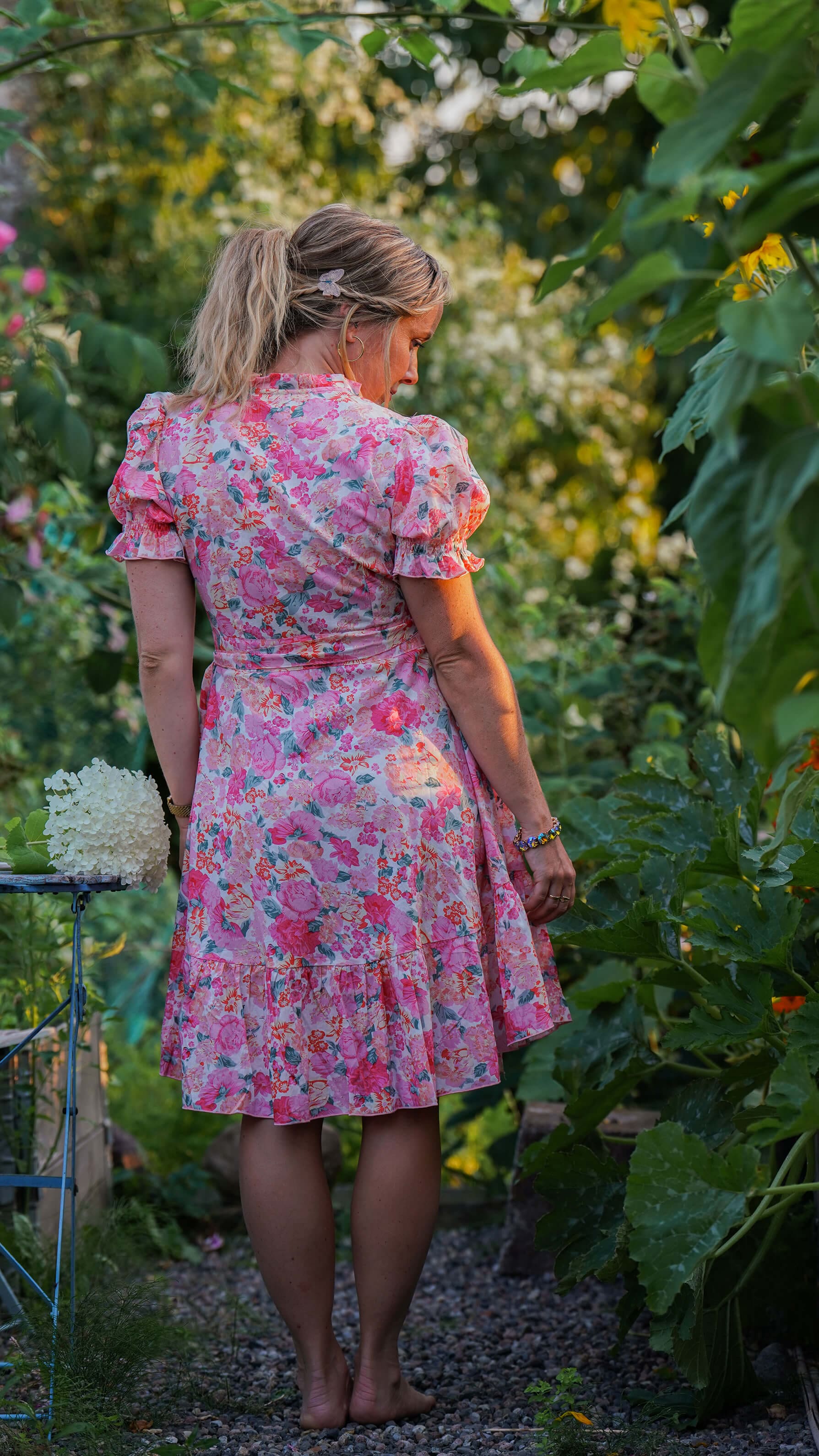 Kort rosa omslagskjole med blomster