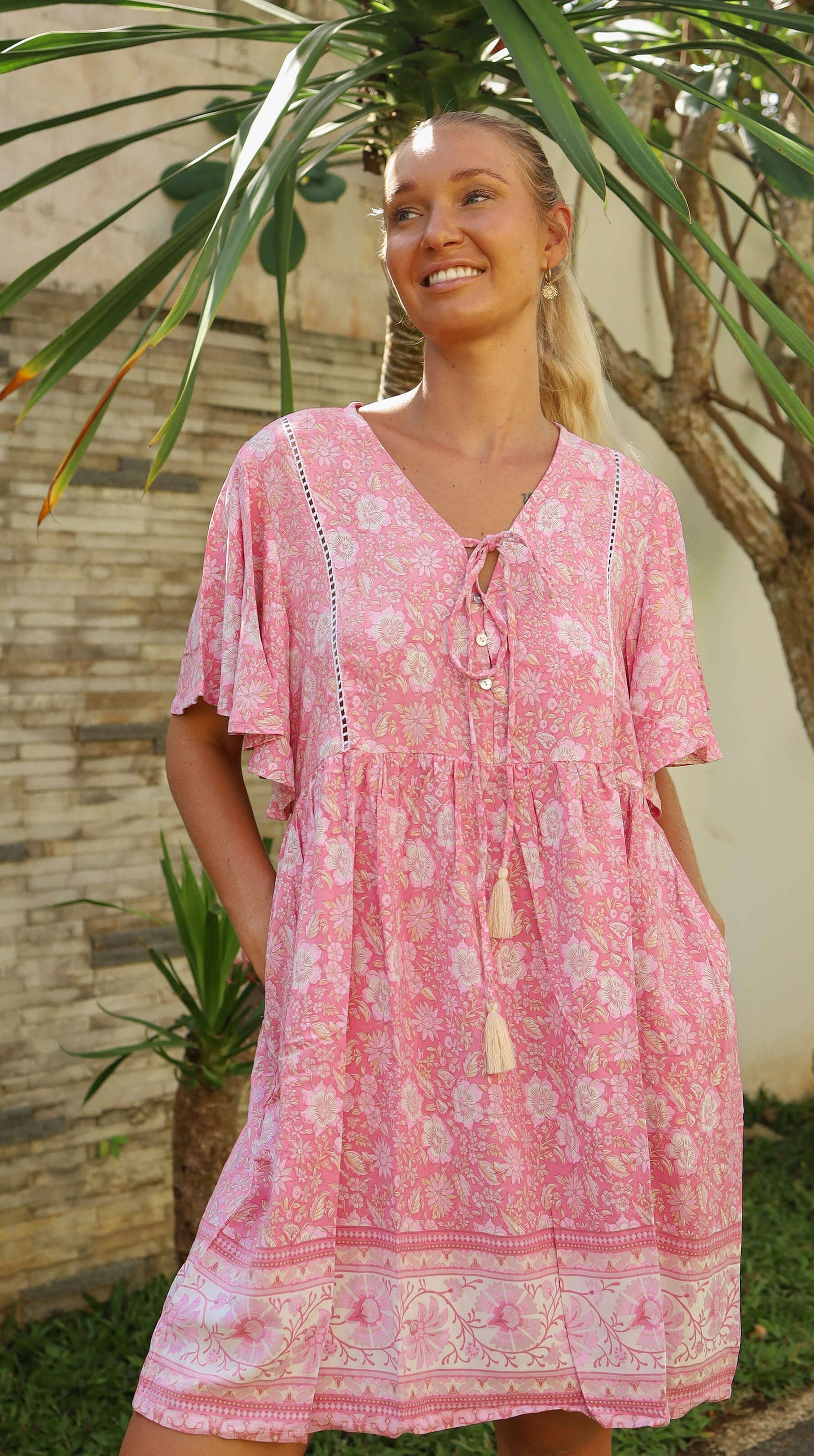 Lyserosa bohemsk kort kjole