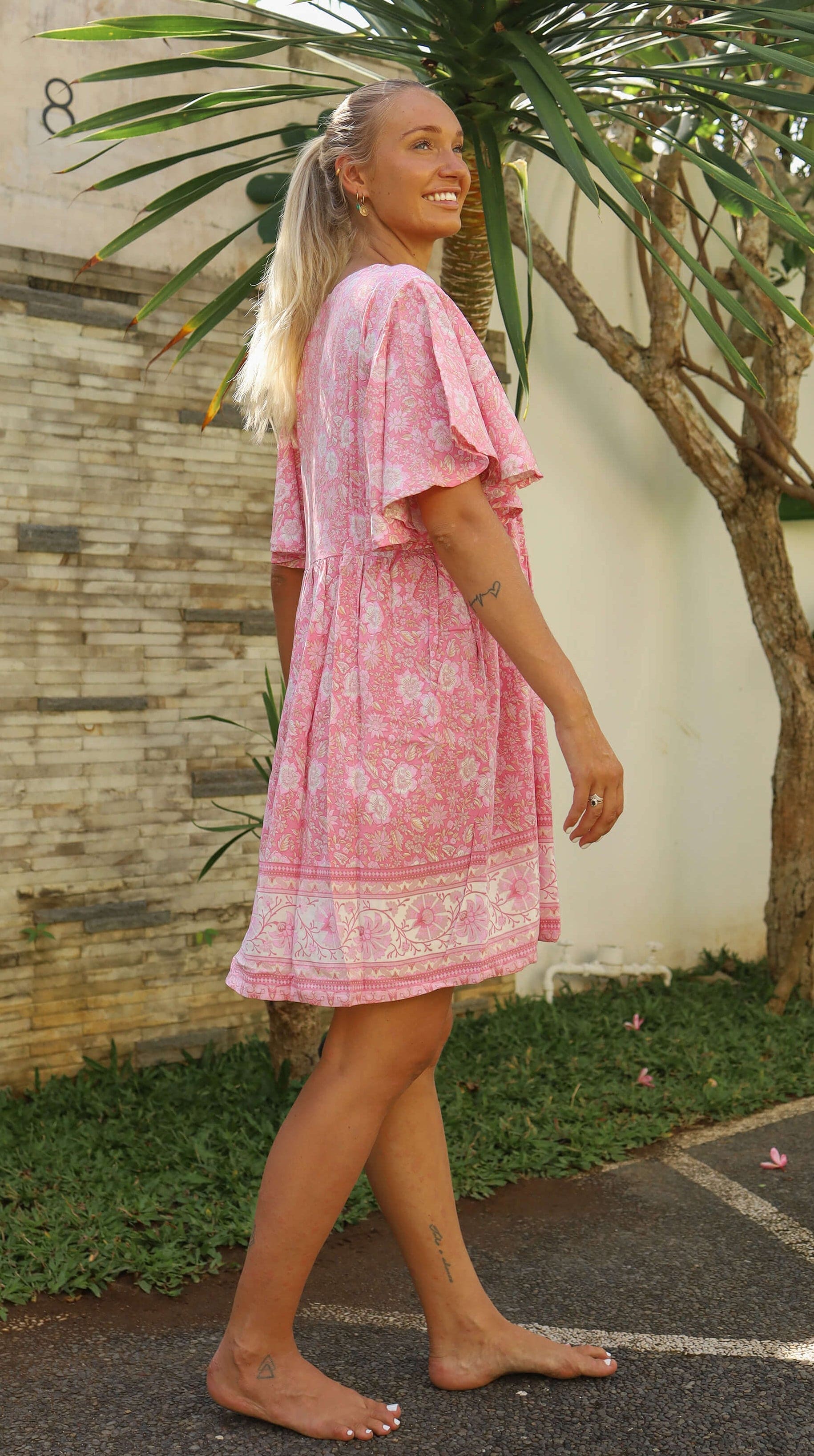 Lyserosa bohemsk kort kjole