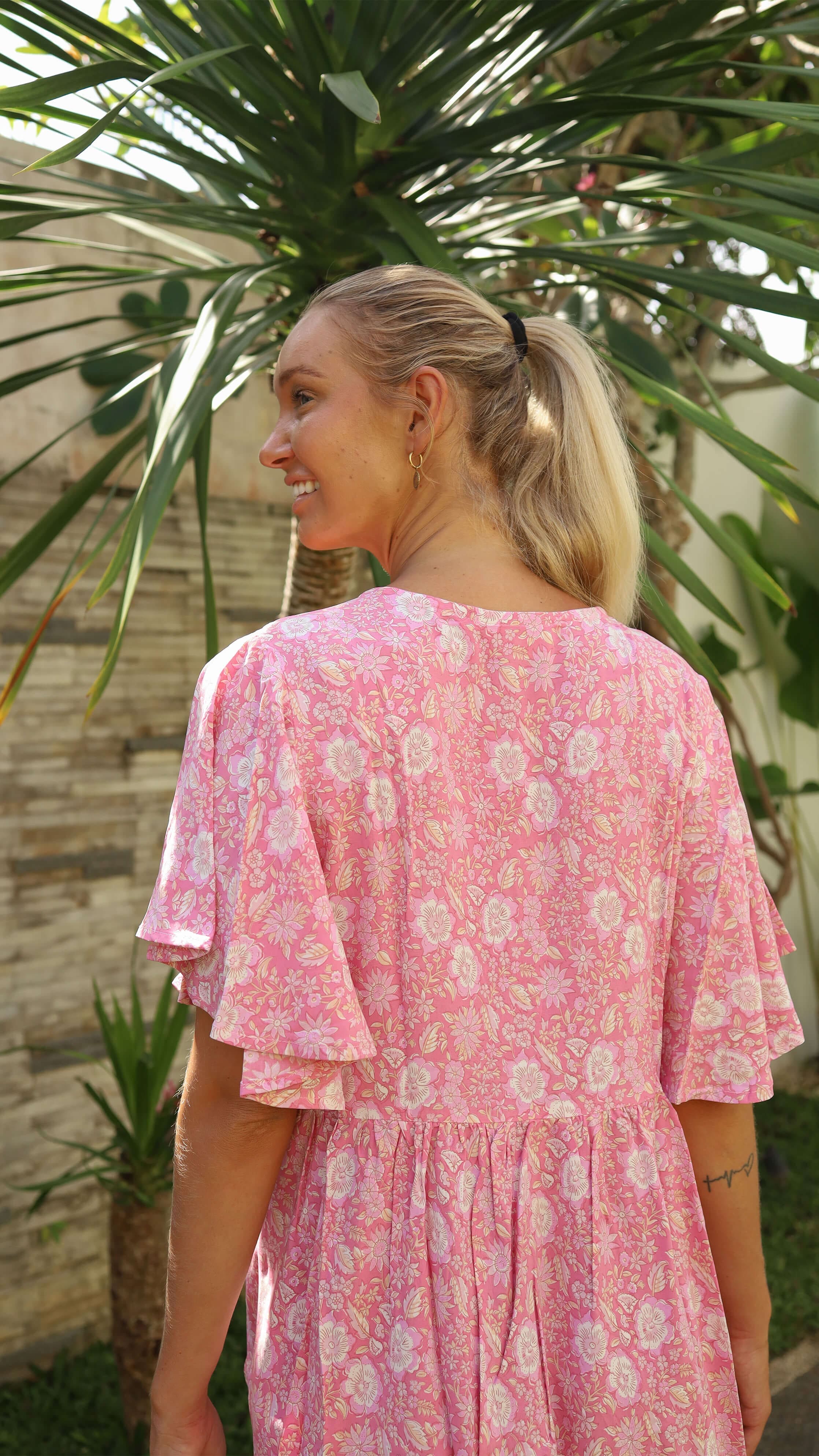 Lyserosa bohemsk kort kjole