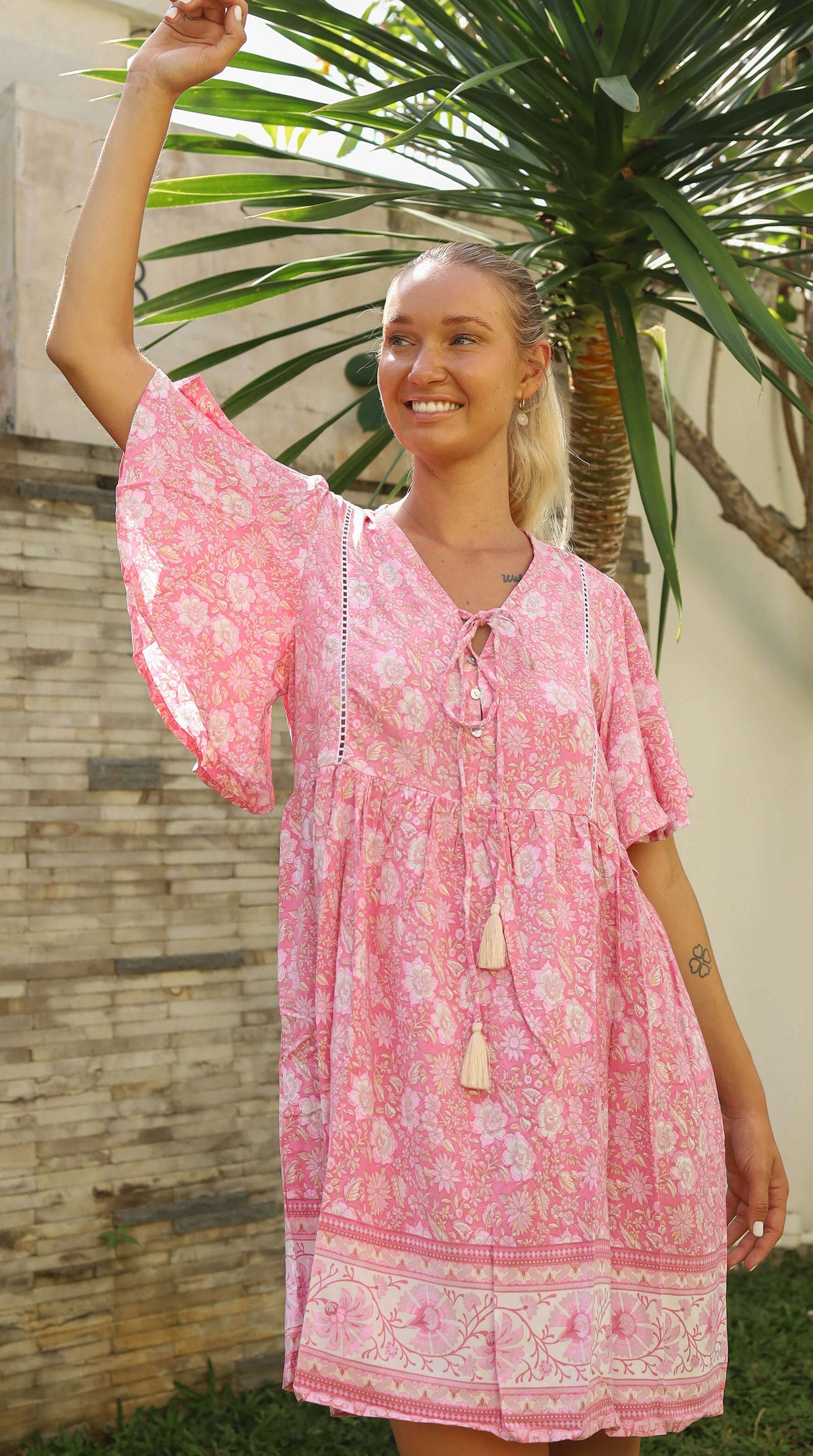 Lyserosa bohemsk kort kjole