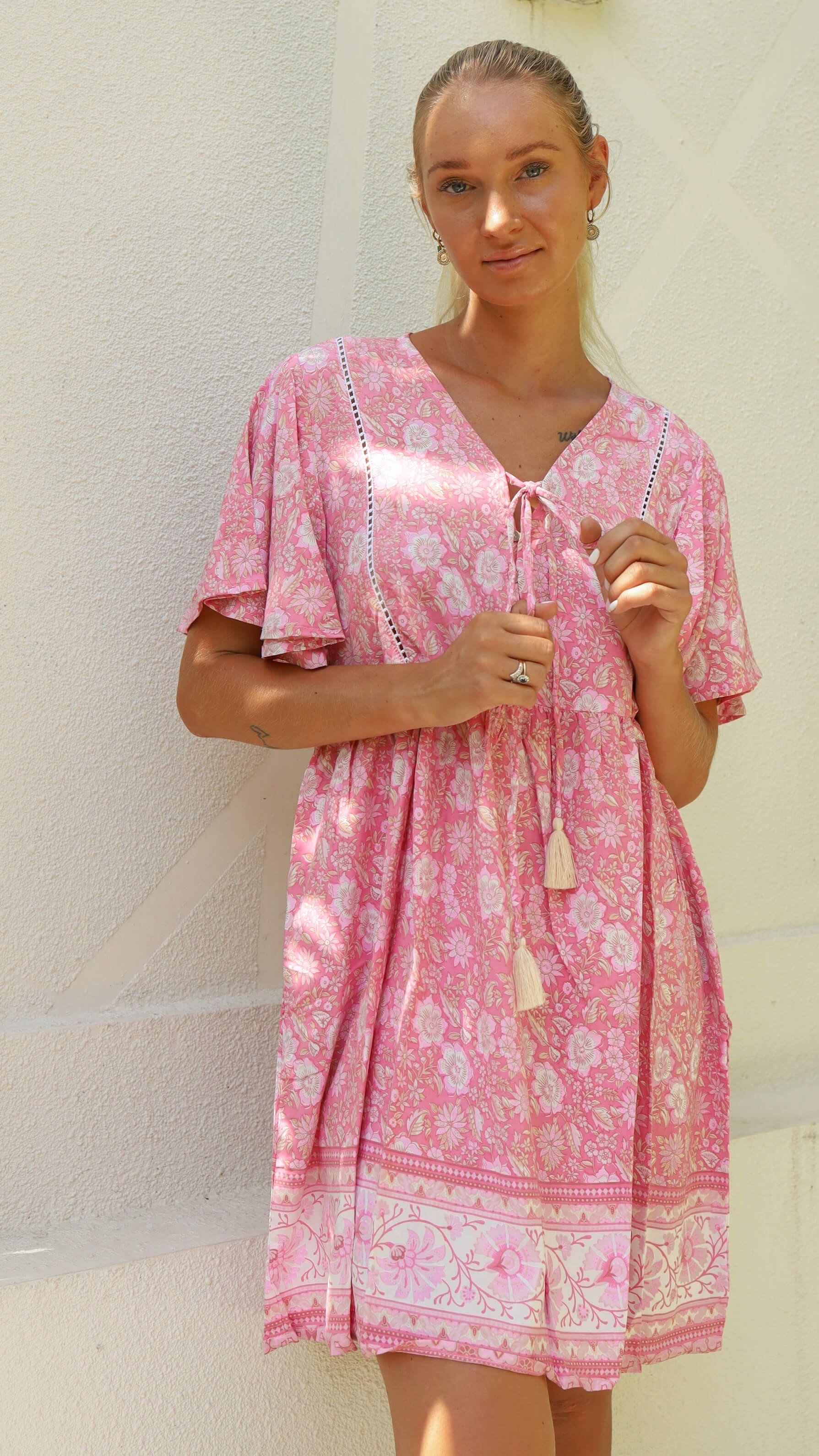 Lyserosa bohemsk kort kjole