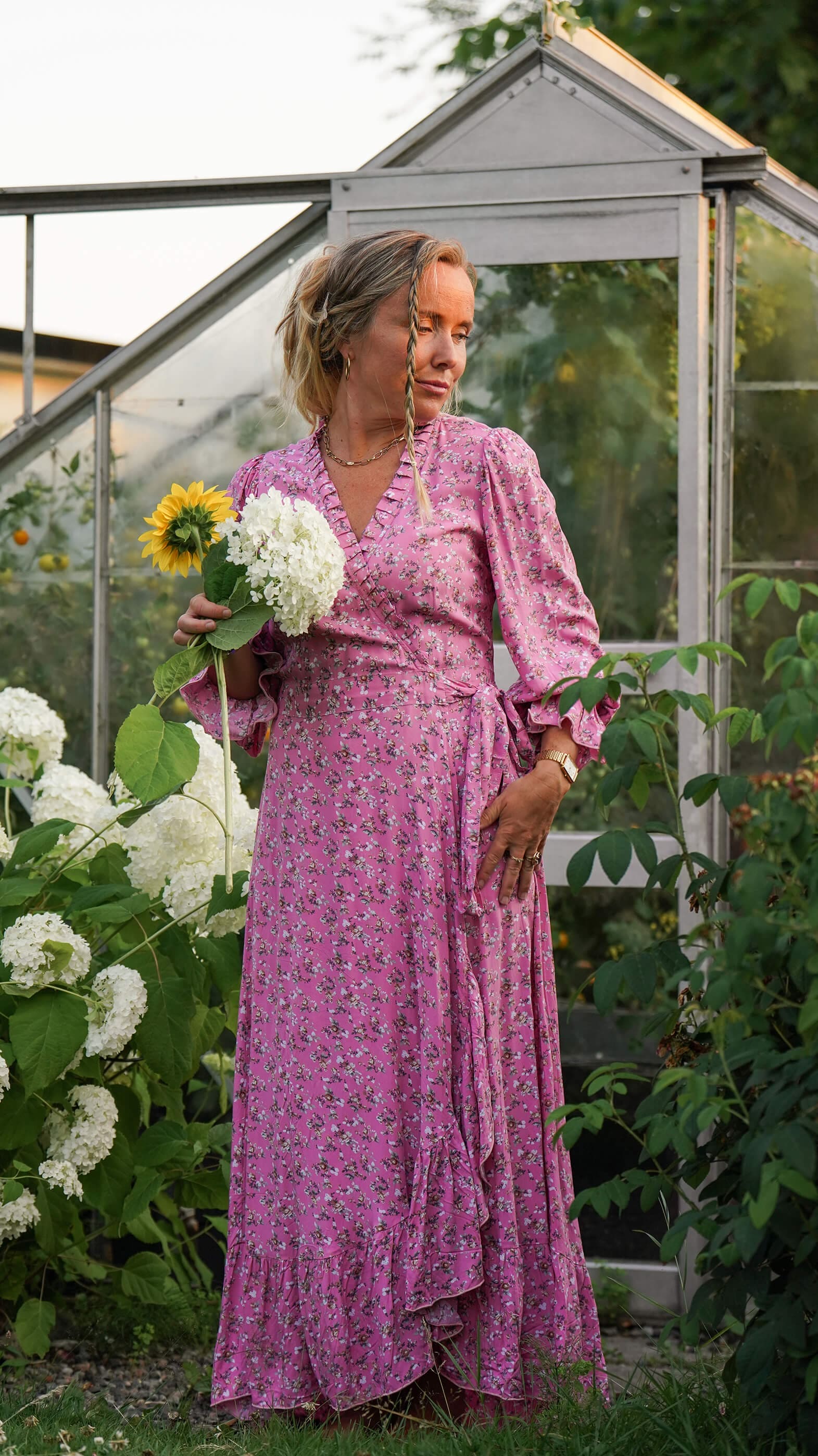 Rosa småblomstrete fotsid omslagskjole - Syrin kjole