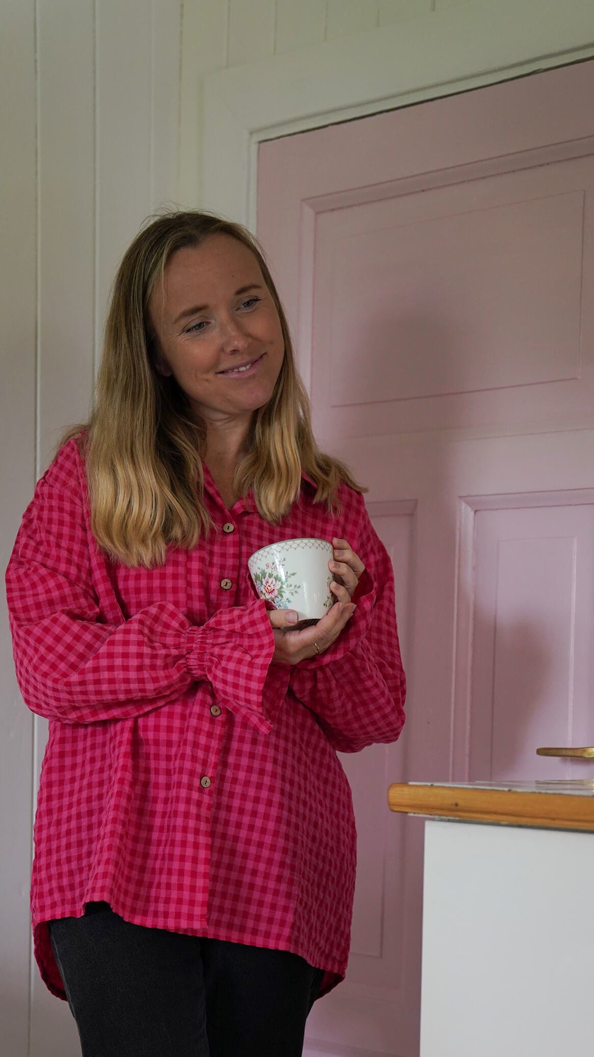 rød og rosa rutete bukse