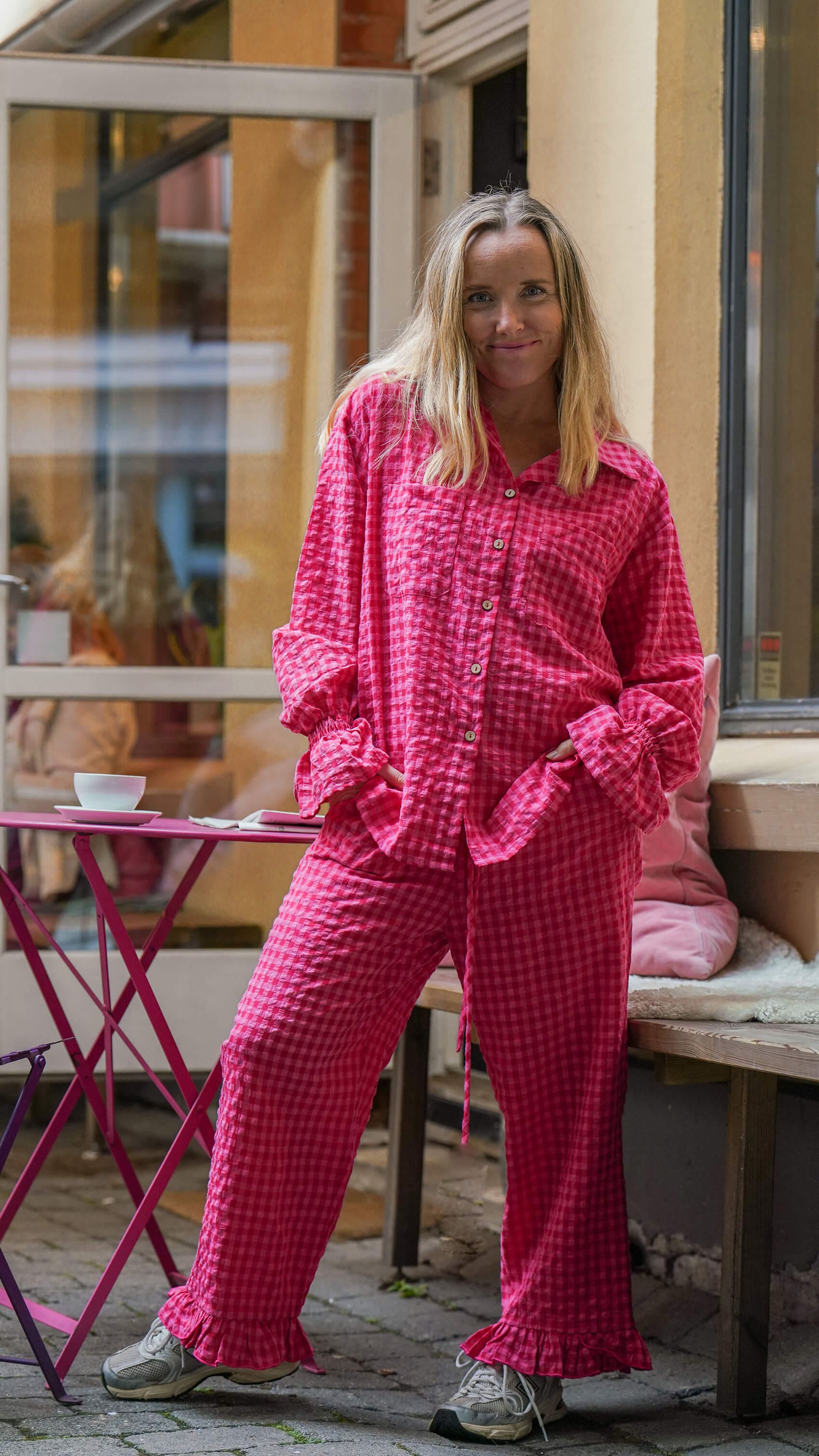 rød og rosa rutete bukse
