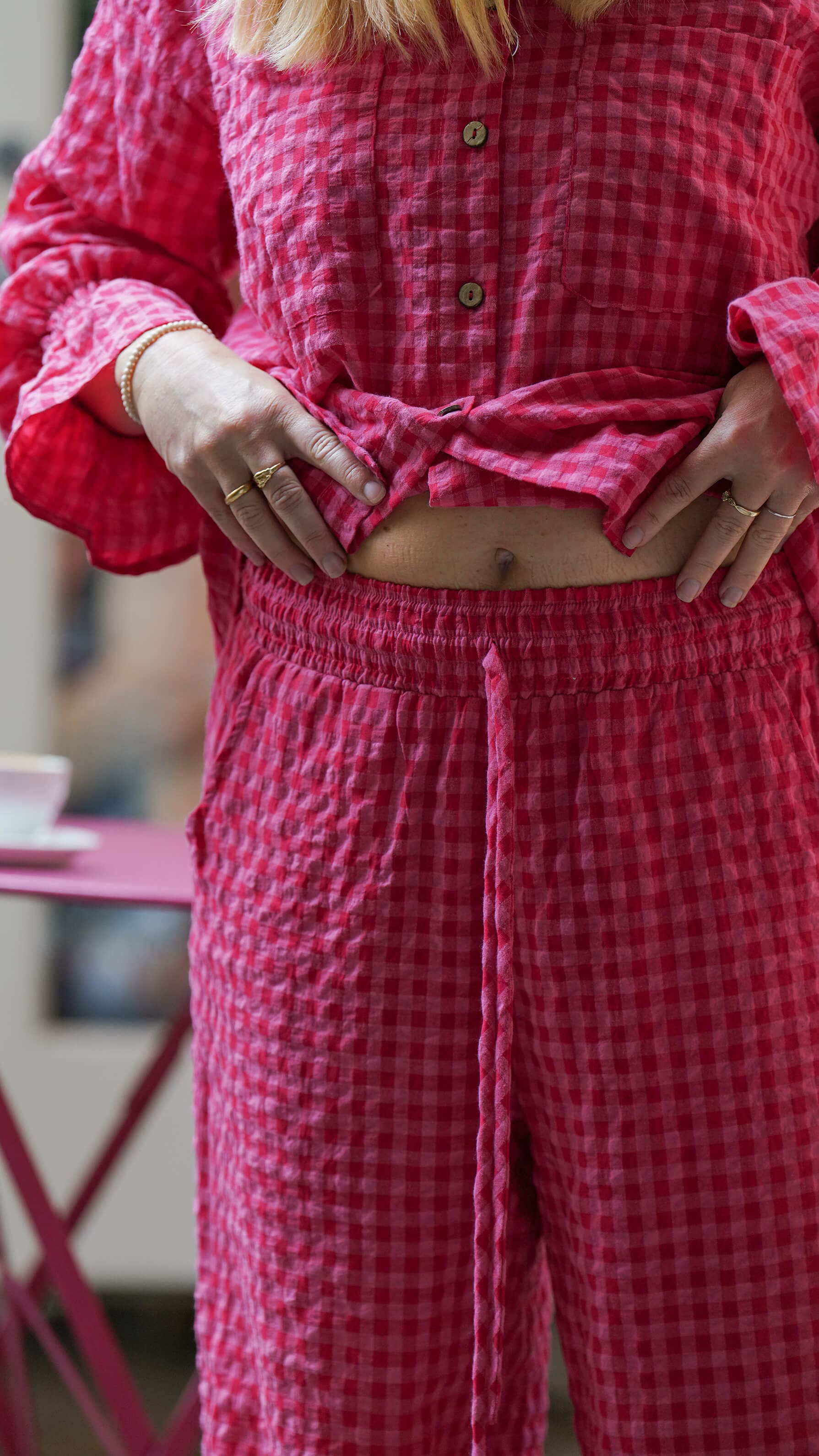 rød og rosa rutete bukse