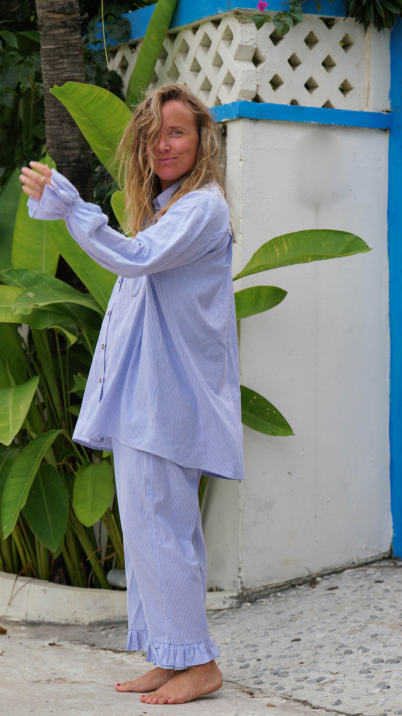 Stripete blå og hvit linskjorte