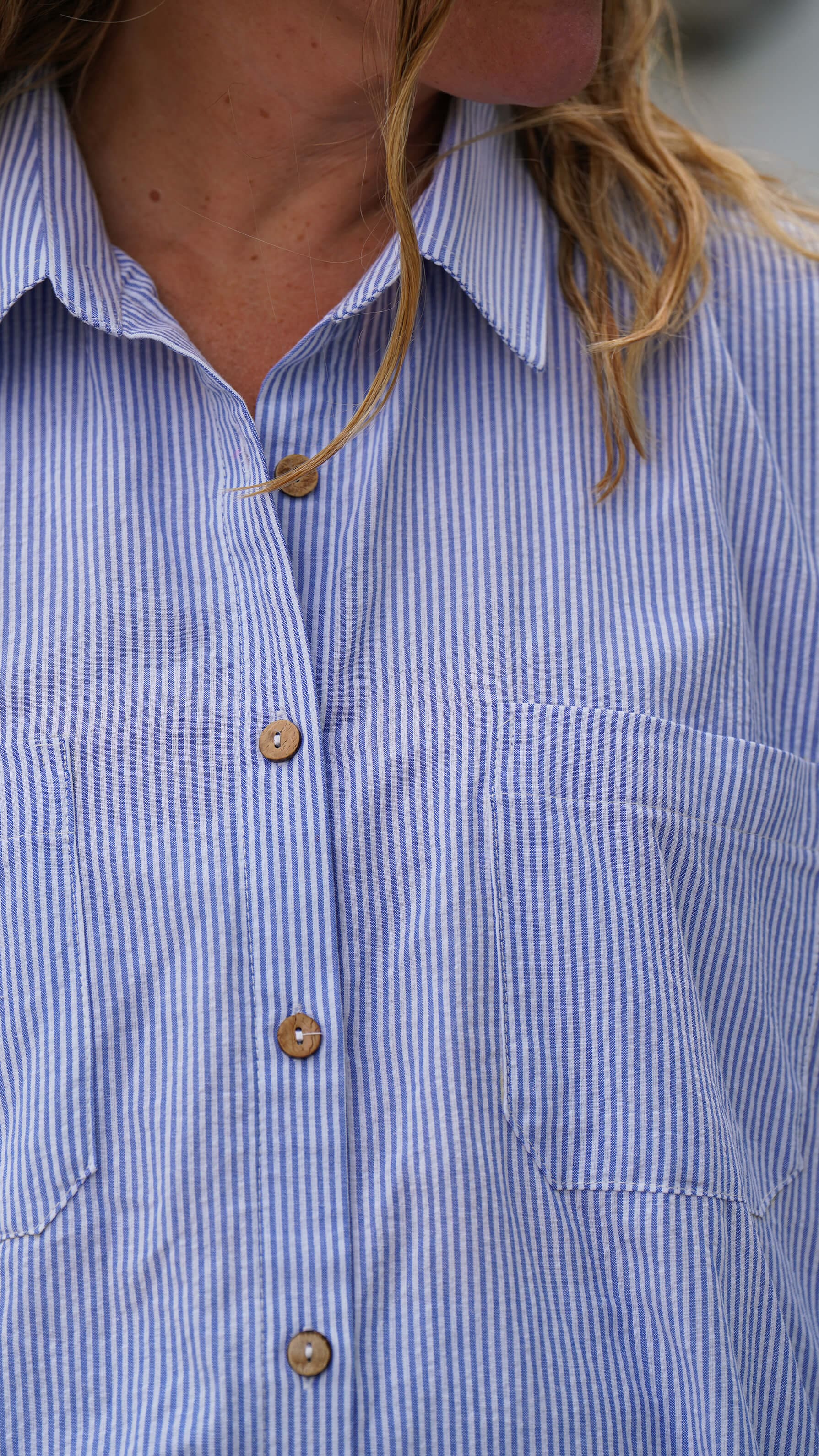 Stripete blå og hvit linskjorte