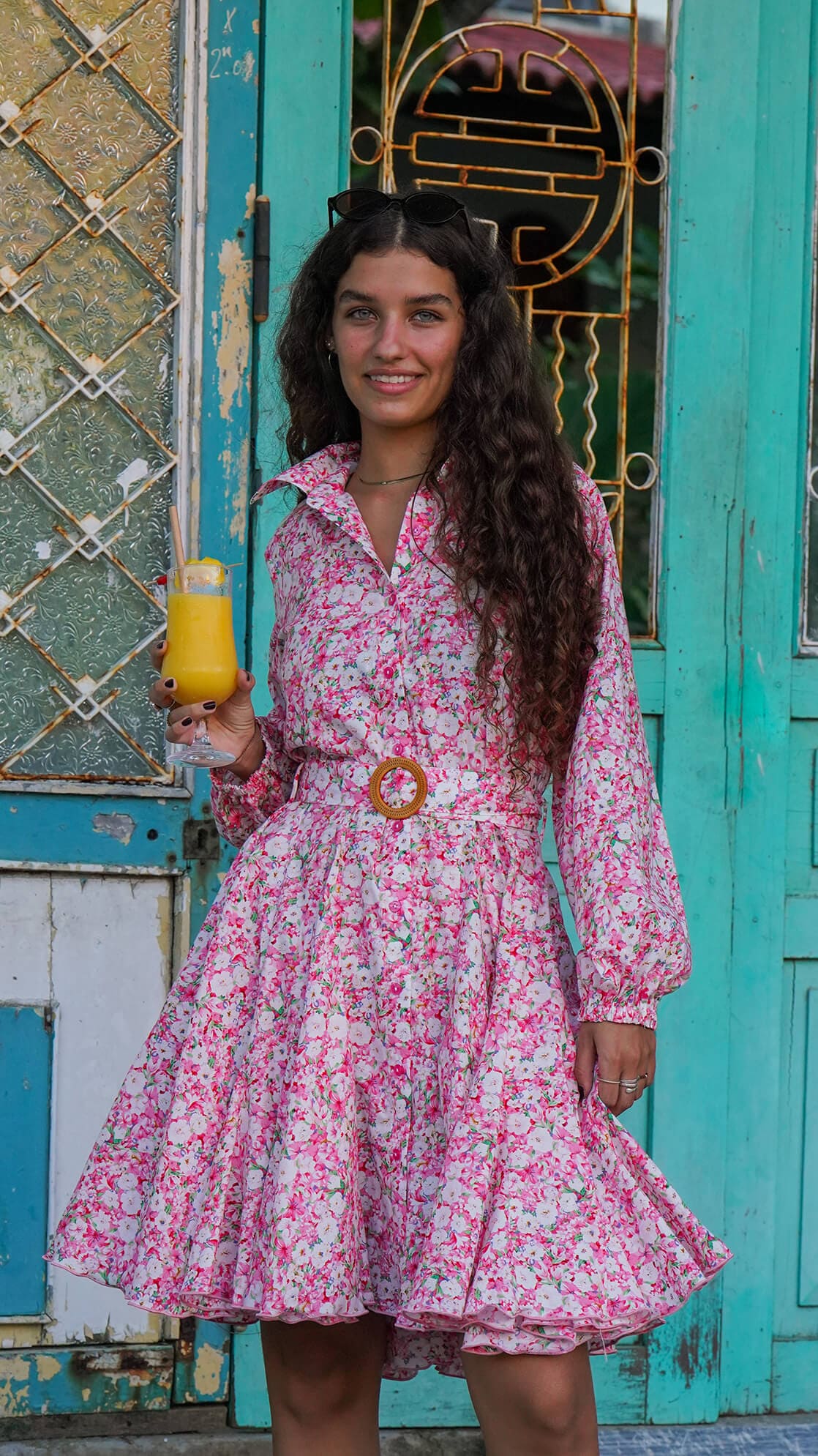 rosa skjortekjole med blomster