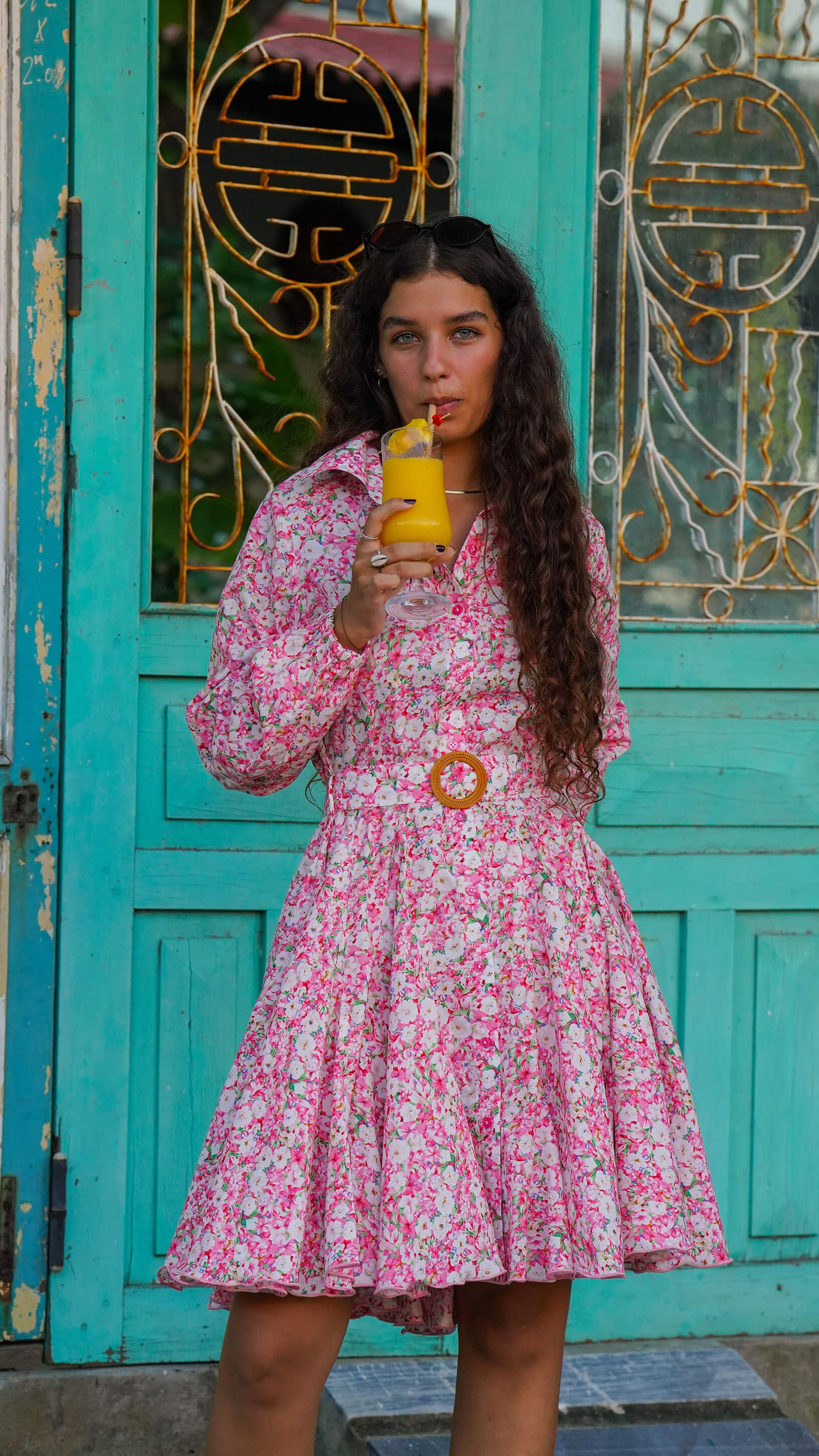 rosa skjortekjole med blomster