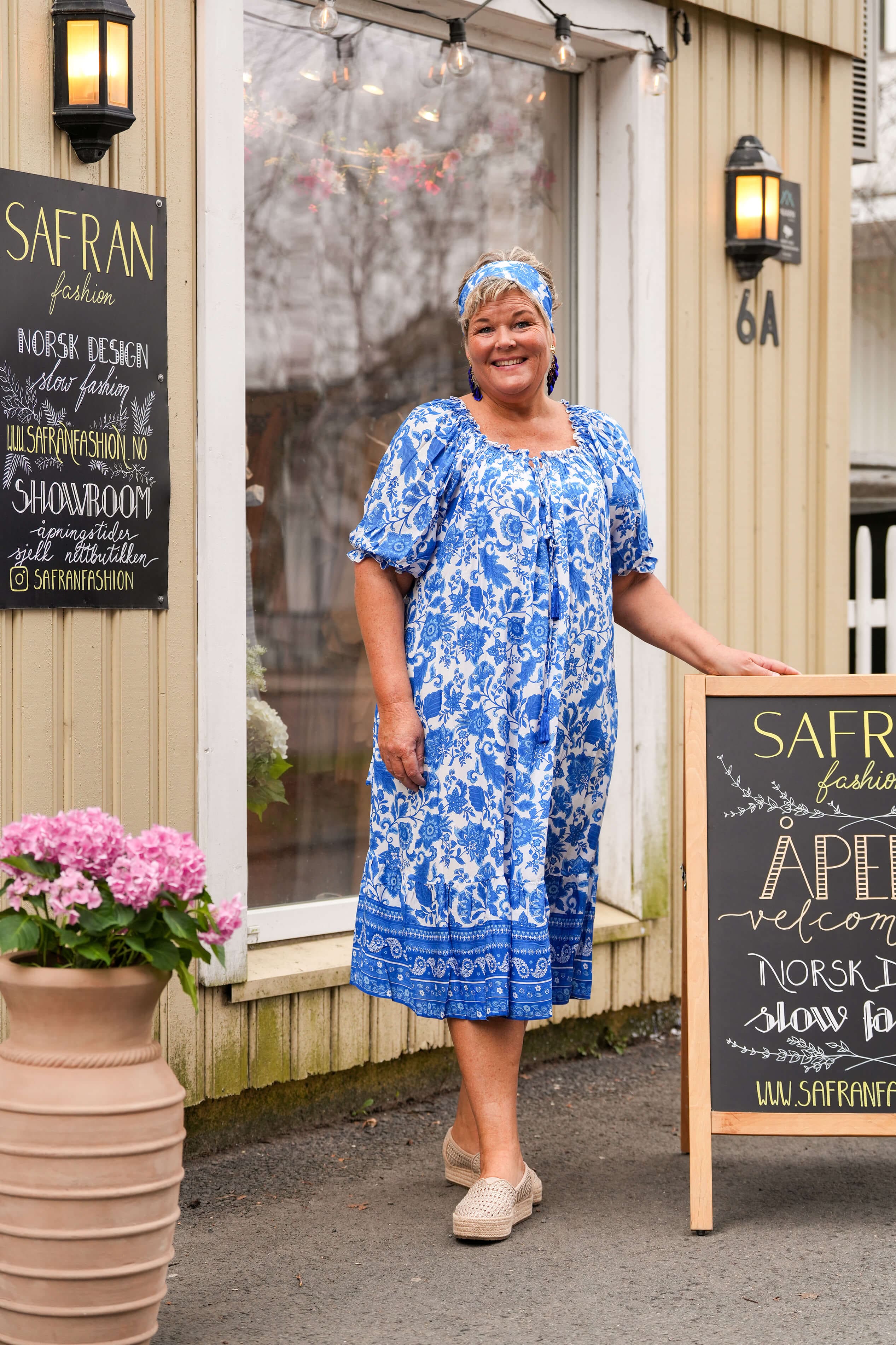 Blå og hvit luftig sommerkjole - Salvia midikjole
