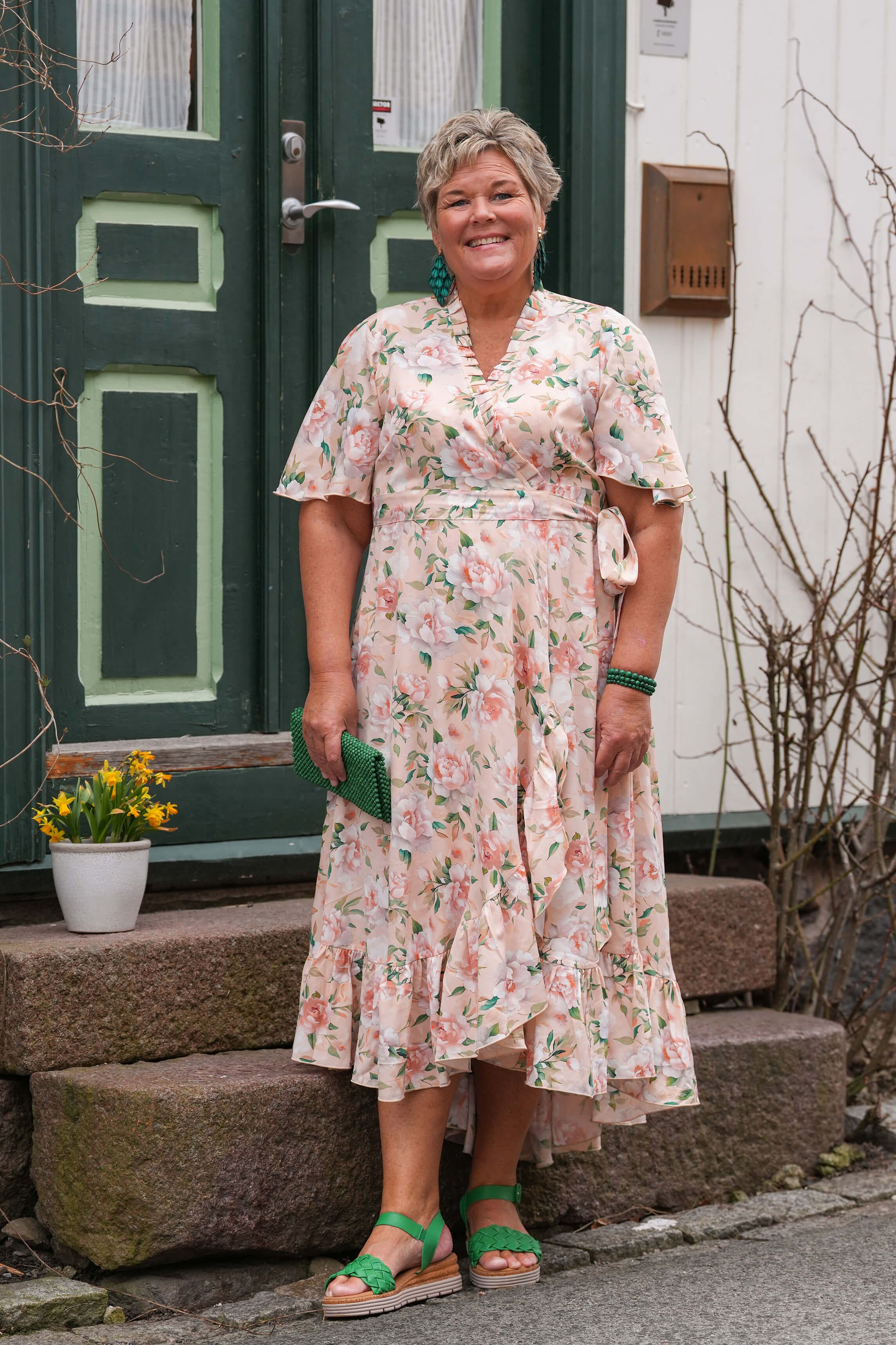 Pudderfarget omslagskjole med store blomster - Syrin fotsid kjole
