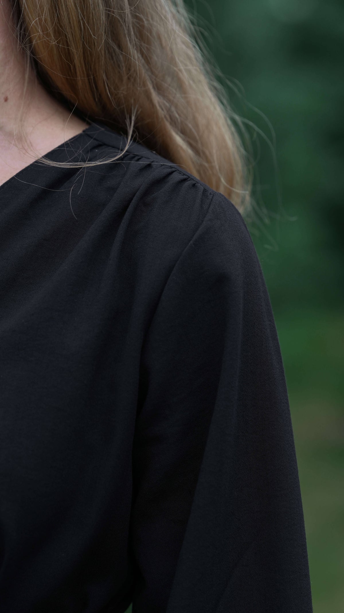 Svart linkjole med perleknapper og lommer - Dahlia kjole