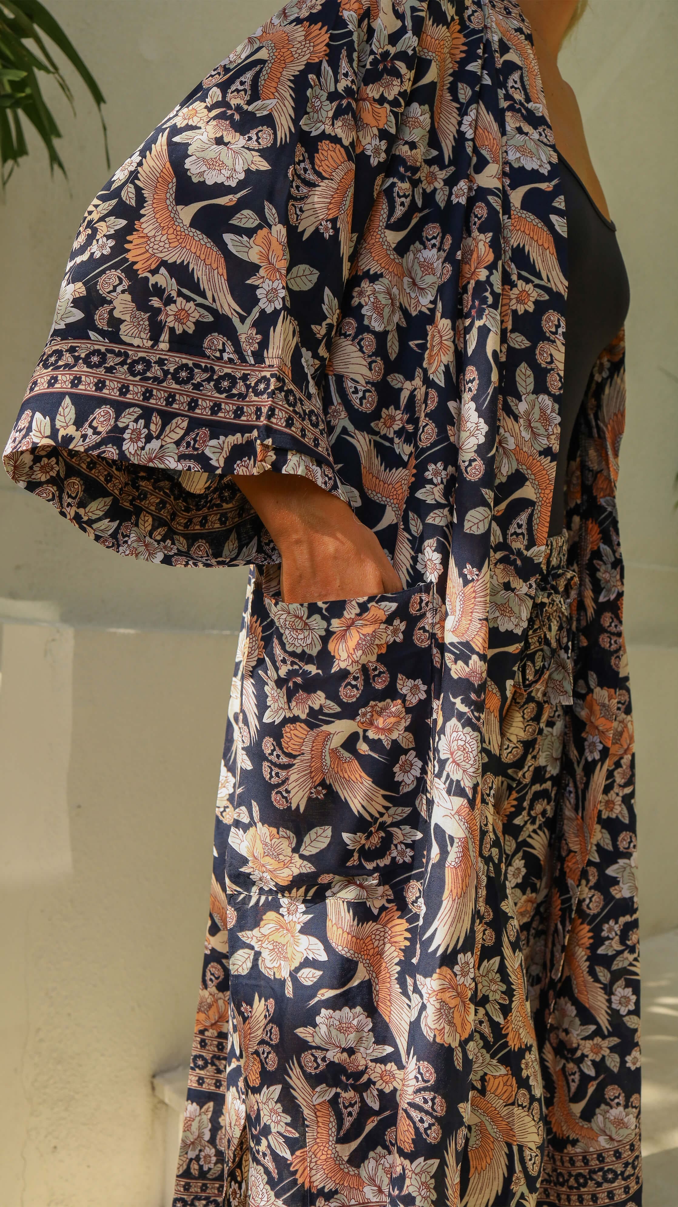 Svart kimono med fugl