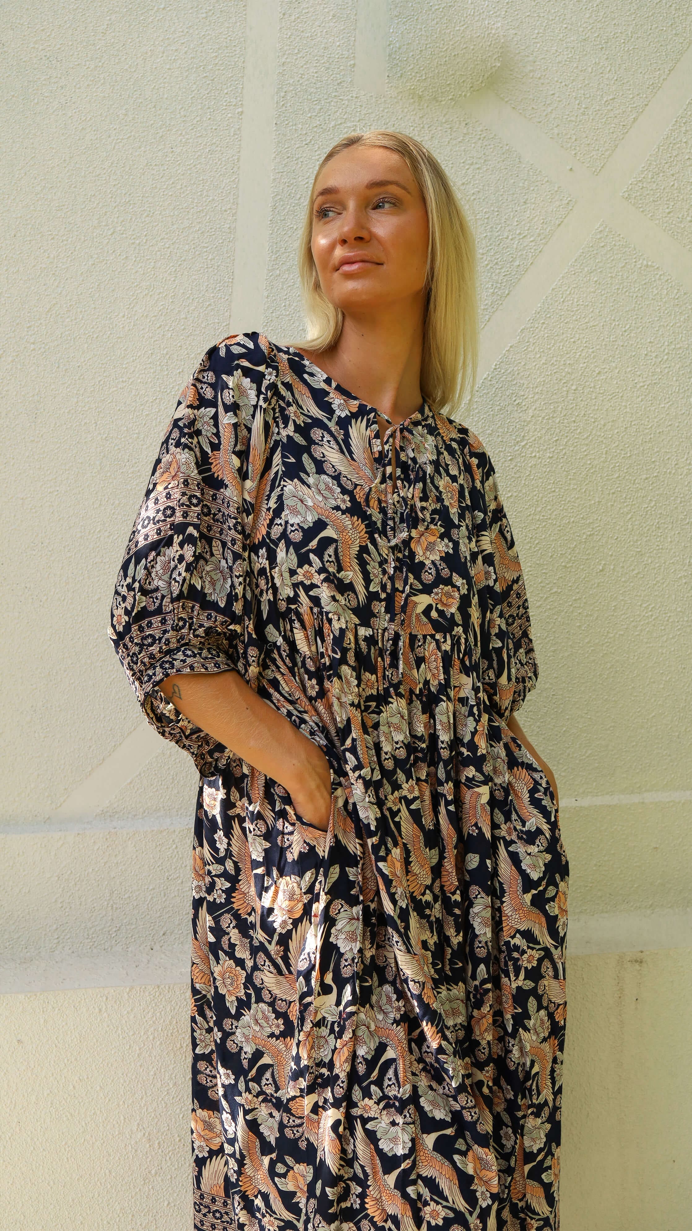 Svart bohemsk kjole med fugler