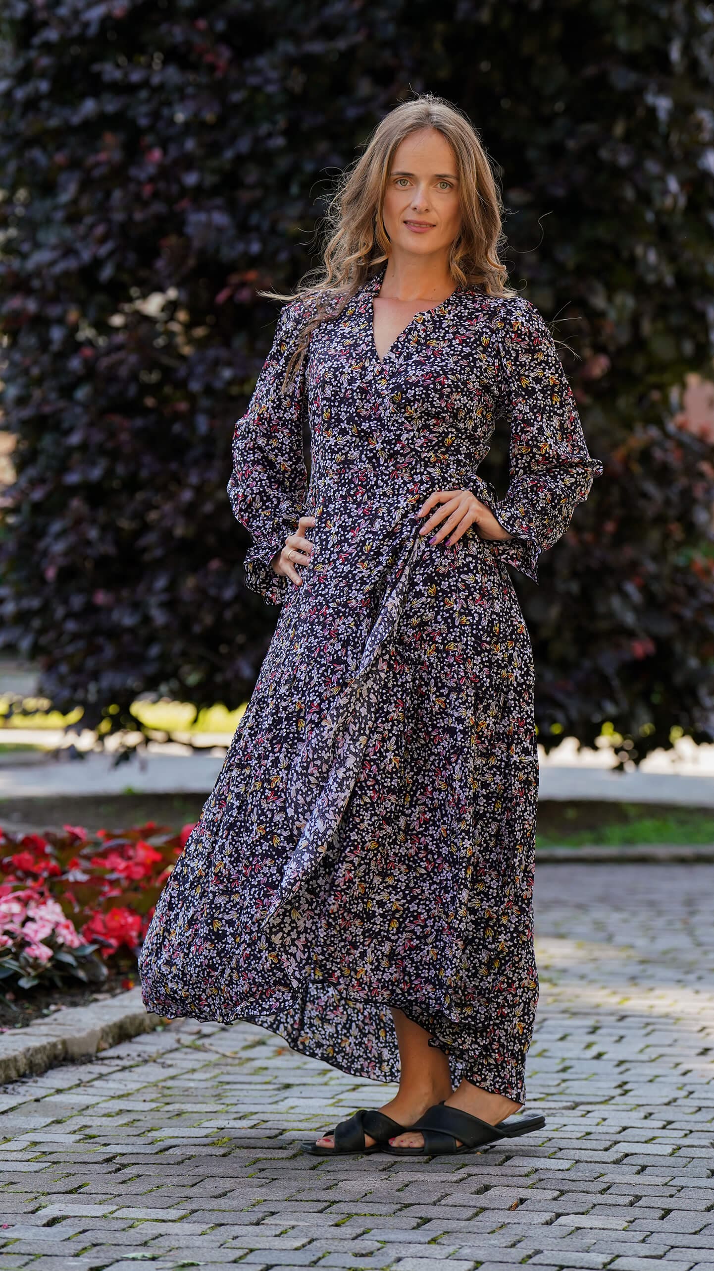 svart omslagskjole med blomster