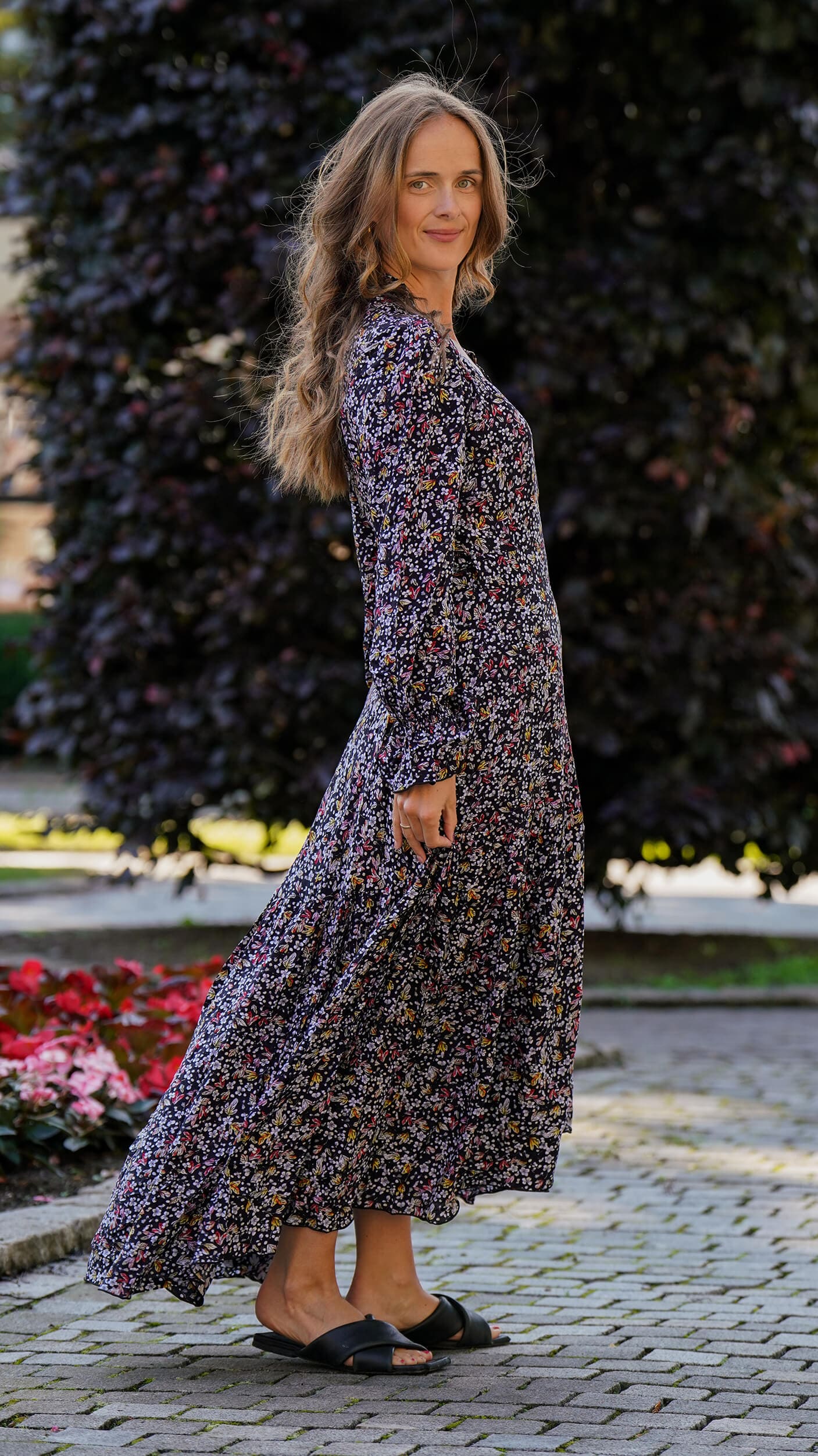svart omslagskjole med blomster