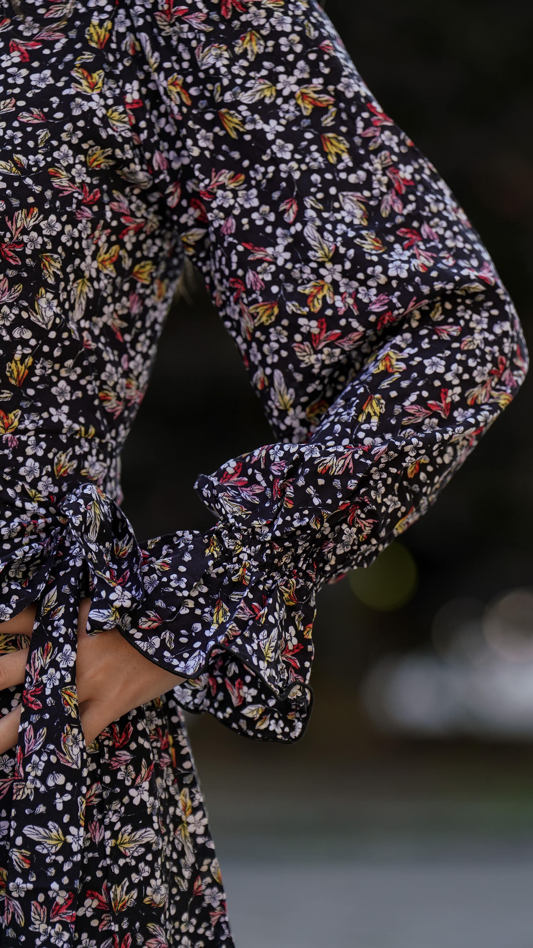 svart omslagskjole med blomster