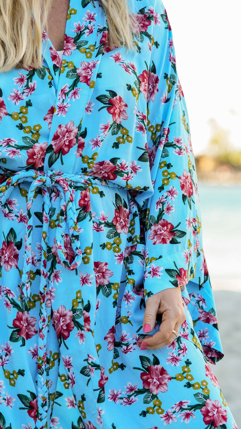 Turkis lang kimono med røde blomster