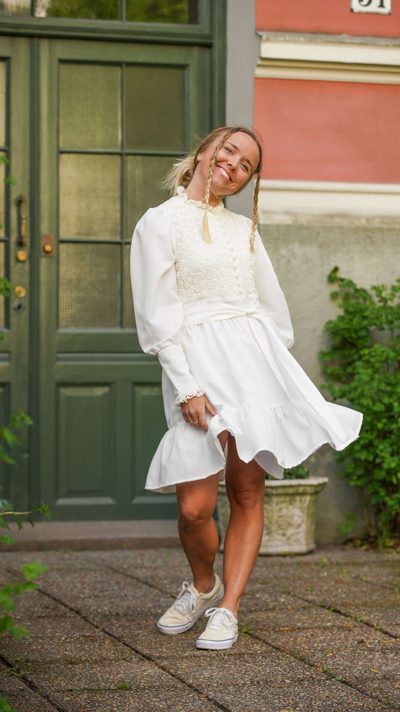 hvit silke minikjole med blonder - pyntekorg kjole