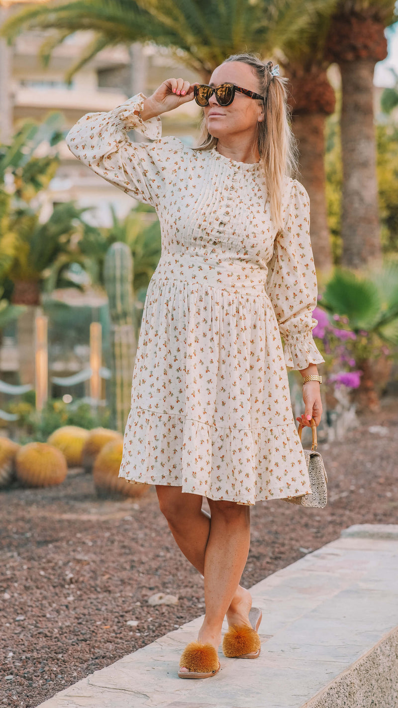 Kremfarget kort kjole med kledde knapper