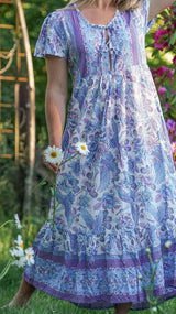 Blå maxikjole med blomster og fuglemønster