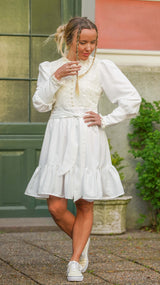 hvit silke minikjole med blonder - pyntekorg kjole