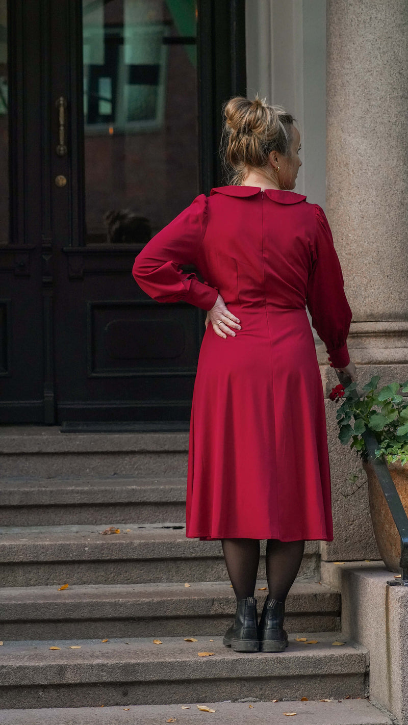 Rød klassisk kjole med lange ermer 