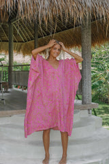 Rosa kaftan med batikk mønster
