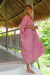 Rosa kaftan med batikk mønster