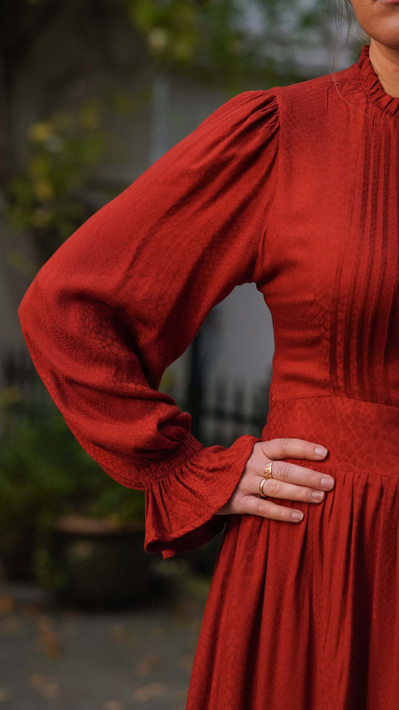 Rustorange kjole med lange ermer - jordfarget