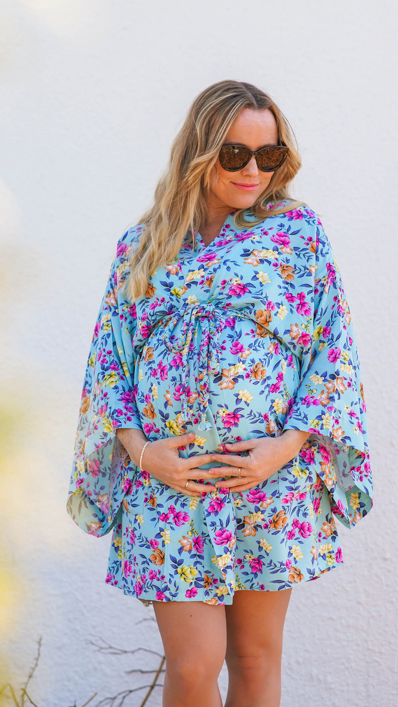 Kort sjøgrønn kimono med blomsterprint