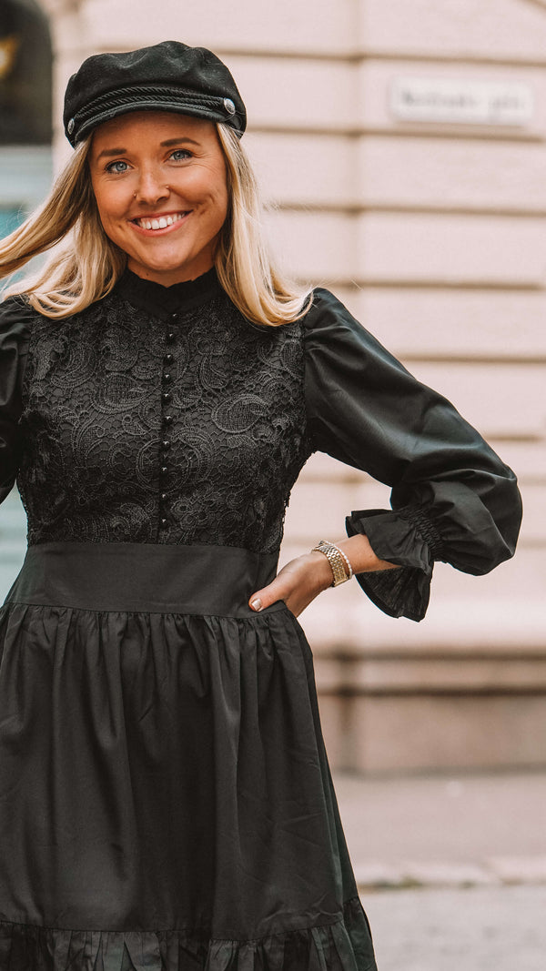 svart kjole med blonder - ringblomst kjole