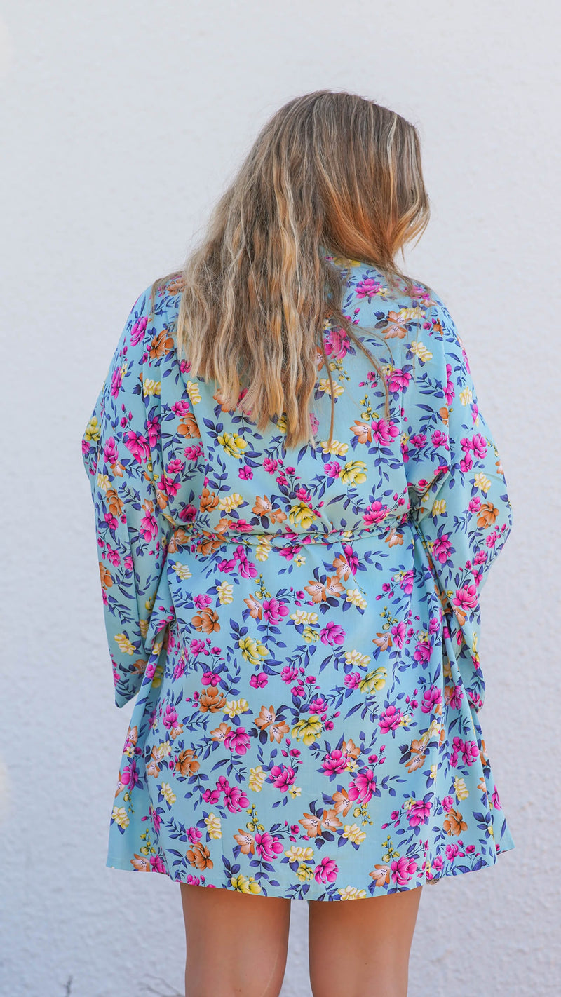 Kort grønn kimono med blomstermønster