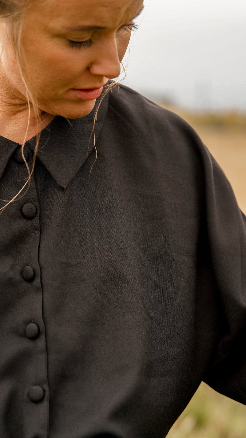 svart linskjorte med knyting - føllblom kort skjorte