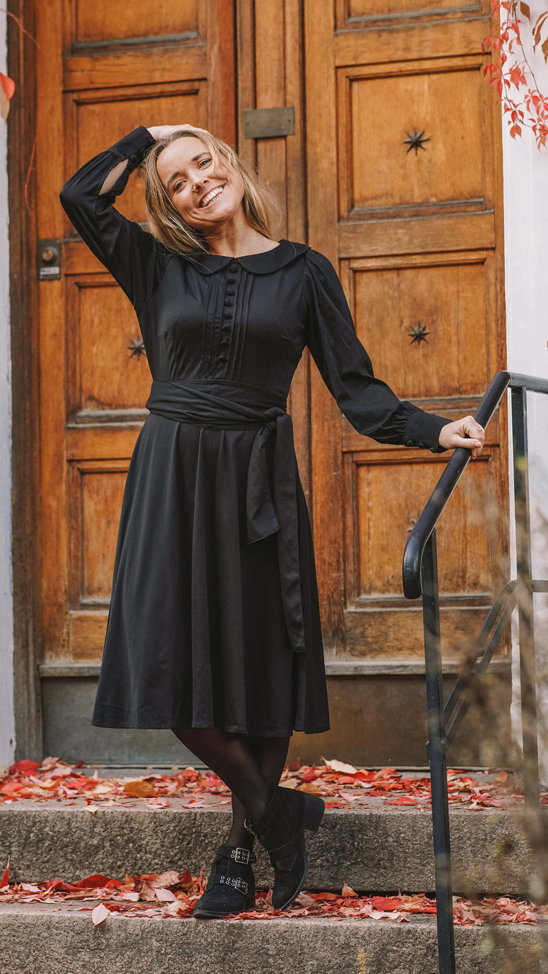 svart midikjole med lange ermer - gullkrage kjole